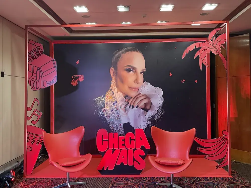 Show com iluminação rosa e vermelha no palco