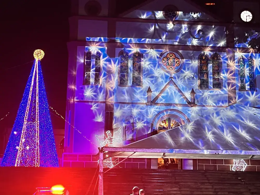 Decoração natalina com árvore de luzes azuis