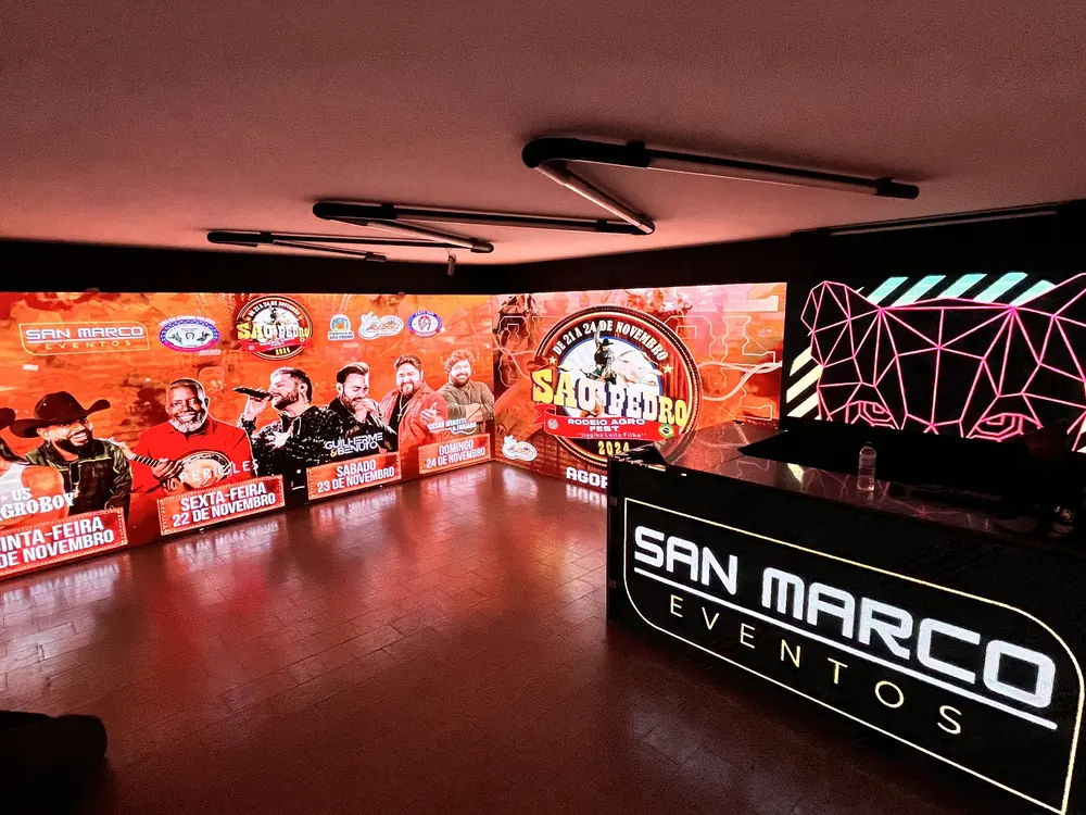 Backdrop de imprensa com logo San Marco Eventos em vermelho