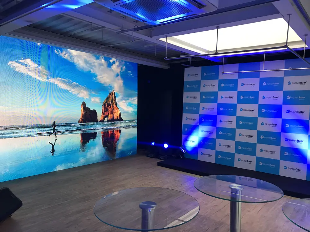 Lounge com painel de LED azul e paisagem de praia