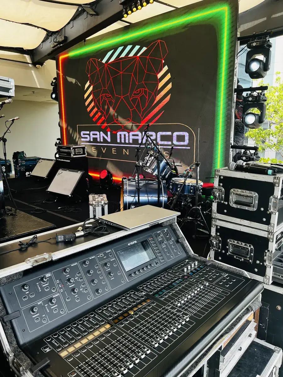 Mesa de som profissional utilizada em eventos da San Marco Eventos