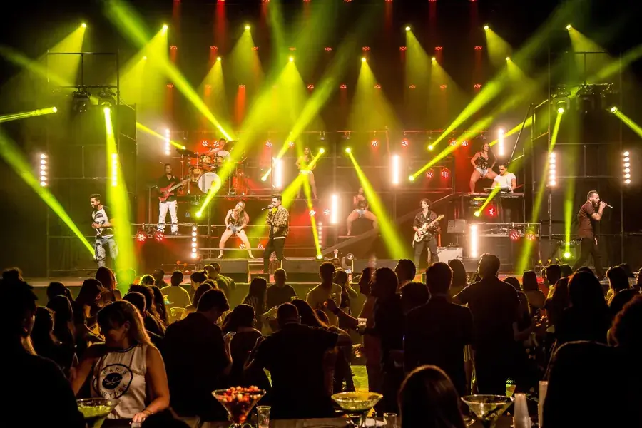 Show ao ar livre com banda no palco